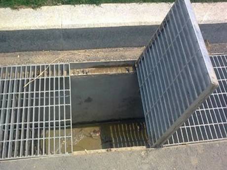 A drainage steel grating which used in the ditch was opened part of it.
