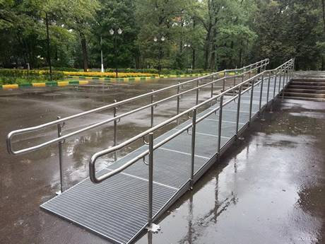 The steel grating ramp setting for safety barriers.