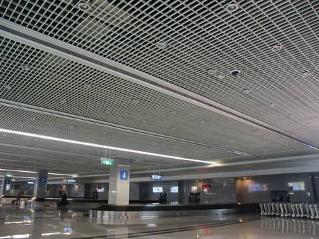 La grille en acier suspend le plafond dans le hall des bagages de l&#39;aéroport.