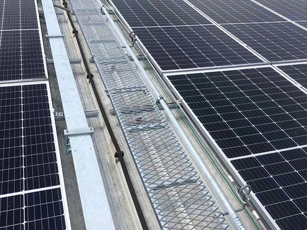 HDG steel grating installed in the middle of the solar panel