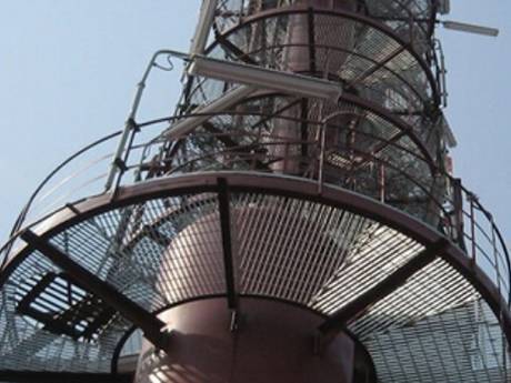 Esta es una torre de comunicación con piso de rejilla de acero.