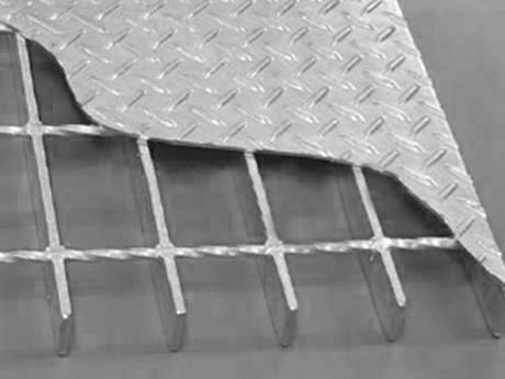 Une partie de caillebotis en acier composé avec une plaque d'acier à damier irrégulière.
