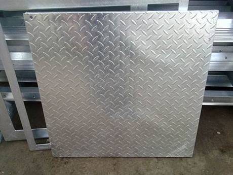 Un râpage en acier composé nous montre le côté de la plaque à carreaux.