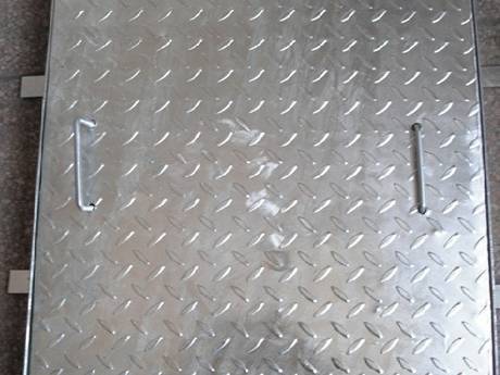 Une grille en acier composée carrée avec huit barres sur les quatre côtés placées sur le sol.