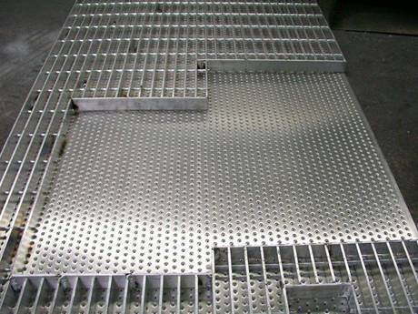 Une grille en acier irrégulière avec une plaque d&#39;acier carrée a formé une grille en acier composé.
