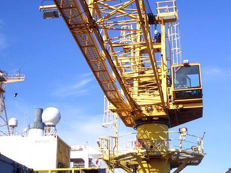 Un travailleur travaille sur la plate-forme de maintenance de la grue.