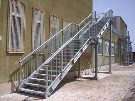 Las escaleras hechas de rejillas de acero instaladas fuera de la tienda.