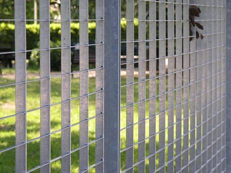 Una parte de la prensa galvanizada bloqueó la valla de rejilla de acero.