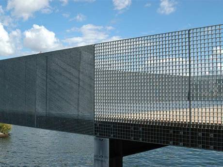 La valla de puente de agua de rejilla tiene una fuerte protección de seguridad.