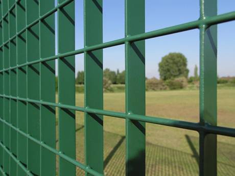 Una parte de la valla de rejilla de acero de soldadura de pintura verde con revestimiento de PVC verde.