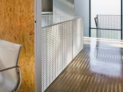 La grille en acier peint en blanc est utilisée comme clôture pour empêcher les gens de tomber.