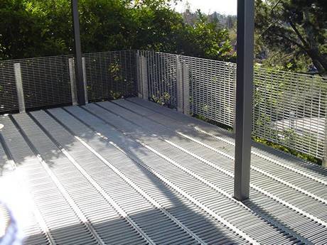 Un réseau de sécurité à emboîtement est utilisé comme plancher.