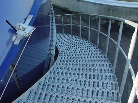 Un réseau de sécurité imbriqué est utilisé comme bandes de roulement d'escalier.