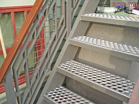 La rejilla de seguridad O-Grip se utiliza como pelaje de escalera para mejorar la seguridad.
