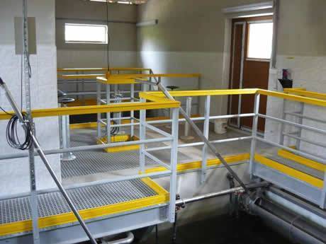 La plate-forme d&#39;exploitation industrielle est utilisée comme planchers, la balustrade environnante est peinte en jaune.
