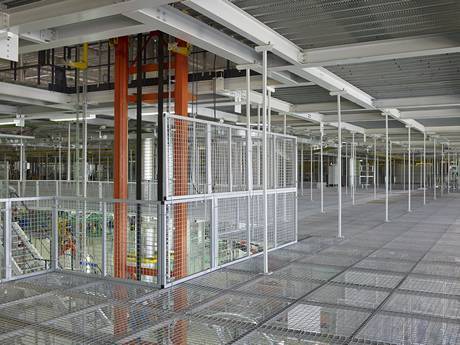 C&#39;est le deuxième étage de l&#39;usine avec des panneaux de cloison à grille en acier.