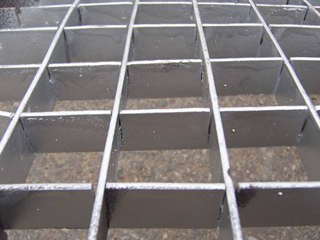 A plug grating that the height of cross bar and bearing bar is the same.