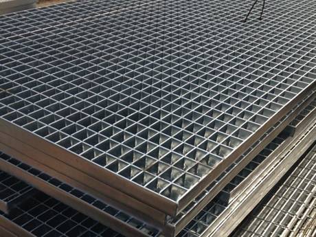 Plusieurs morceaux de grilles de prise sont empilés ensemble.