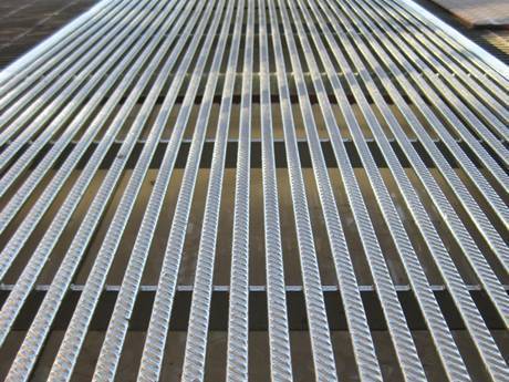 Poultry farming steel gratings are used as leakage dung plate to prevent stool retention.