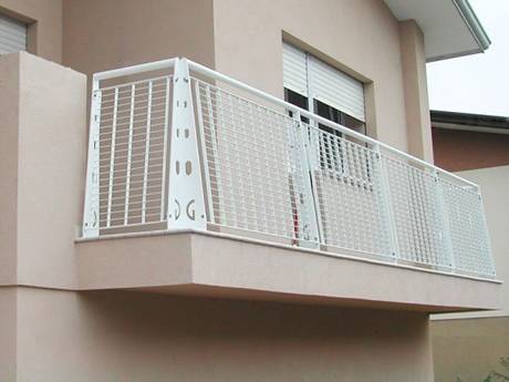 Esta es una valla de balcón de rejilla de barra pintada en polvo fuera del balcón de la villa.