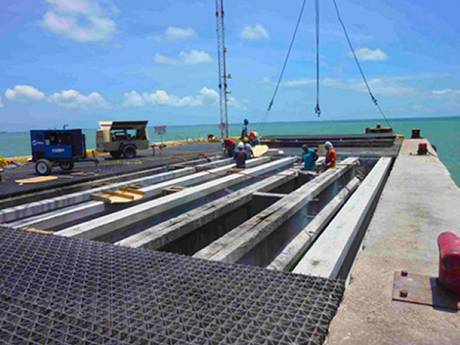 Un muelle en el que están trabajando varios trabajadores.