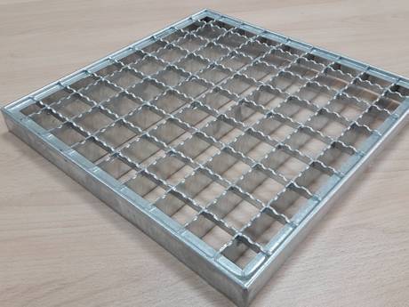 A press-locked steel grating with serration both on the bearing bar and cross bar.