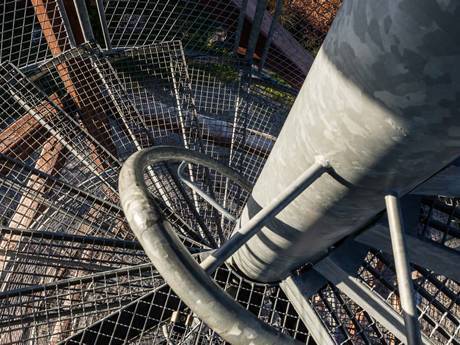 La rejilla de acero de las escaleras en espiral se utiliza en la torre de vigilancia.