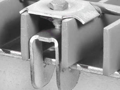 Esta es una rejilla de acero con un clip tipo G para arreglarlo.