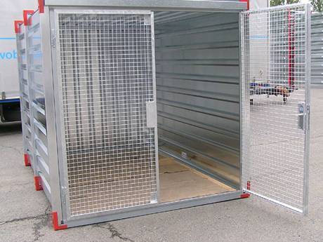 Les côtés de la boîte en fer sont des panneaux scellés, un seul côté est une porte à grille en acier ouverte.
