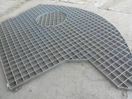 Ceci est une grille en acier de forme irrégulière.