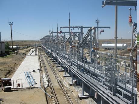Plataforma de transporte de petróleo de rejilla de acero cerca del ferrocarril de transporte de petróleo.