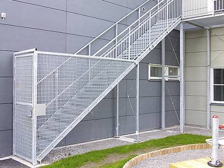 Porte de caillebotis en acier au bas de l'escalier.