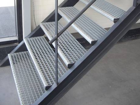 Ceci est un escalier à grille en acier dans la maison.