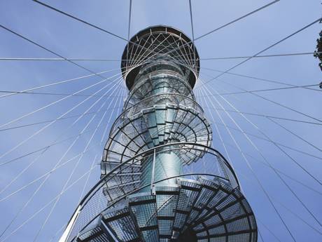 Esta es una torre de observación alta con escaleras de rejilla de acero.
