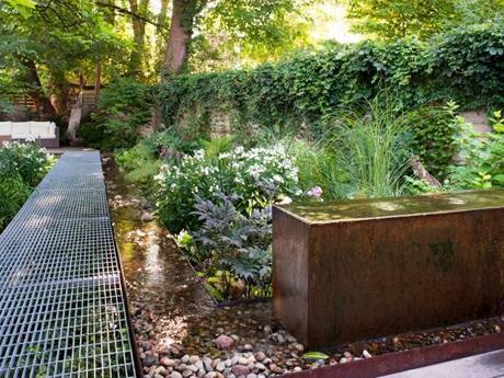 Ceci est un jardin avec une passerelle en acier.