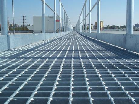 Ceci est un port avec une passerelle à caillebotis en acier.