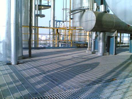 La rejilla de acero de la plataforma del tanque se utiliza como escaleras en la planta química.