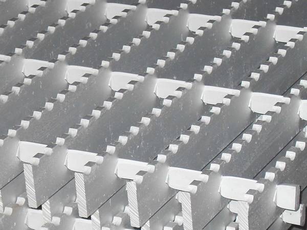 Se muestran los detalles de la rejilla de aluminio.