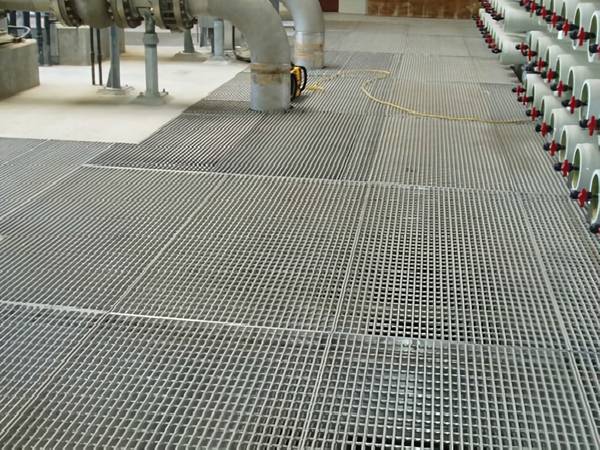 La rejilla de aluminio se instala en la planta de tratamiento de aguas.