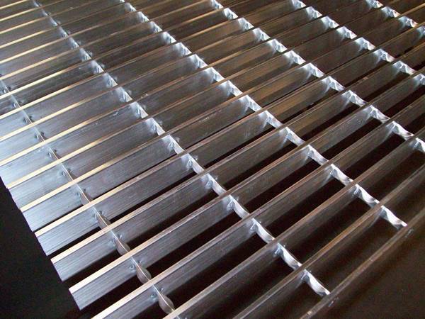 Un morceau de swage en aluminium verrouillé râper sur un sol noir.