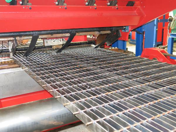 The automatic welding machine is welding steel gratings.