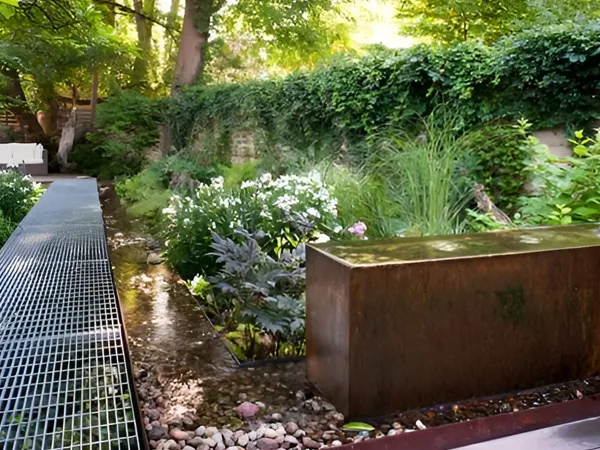 Rejilla de acero soldada densa instalada para una terraza jardín.