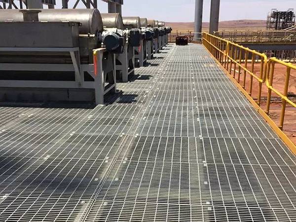 Galvanized steel gratings are used for engineering platforms.