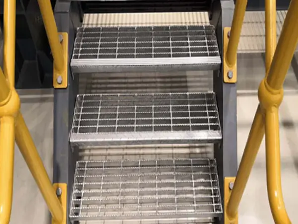 Grating ball joint stanchions on both sides of the staircase