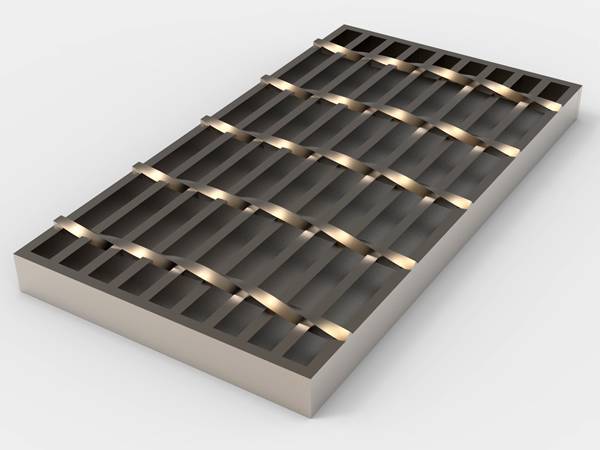 Un morceau de caillebotis en acier résistant en acier au carbone sur fond gris.