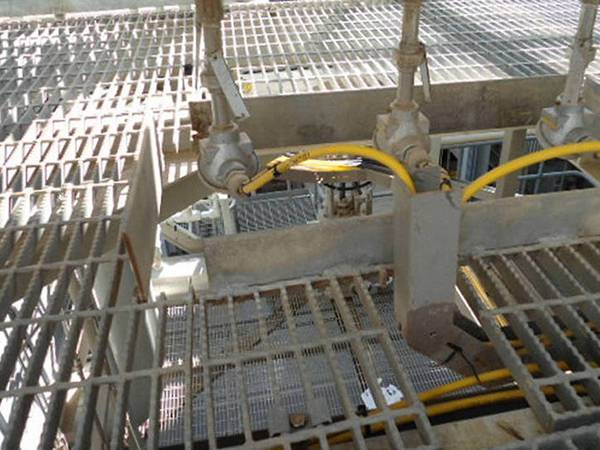 Four side of toe plates are installed on the platform grating.