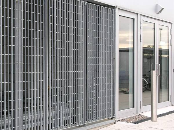Press-locked steel-grating are used as wall cladding.
