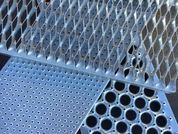 Différents types de grilles de sécurité sont placés sur le sol.
