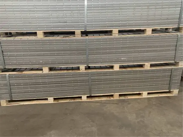 Stainless steel grating packaged in wooden crates