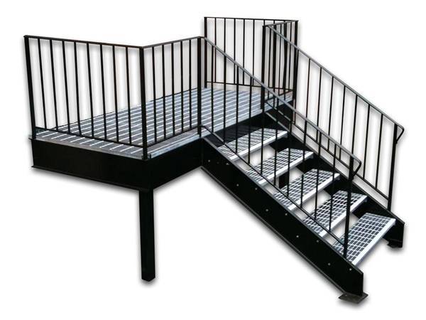 Una unidad de escalera pisa rejilla de acero.